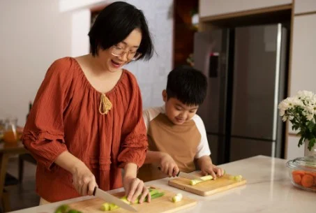 Demi Menjaga Kesehatan Moms dan si Kecil, Ini Dia 6 Makanan yang Harus Dihindari